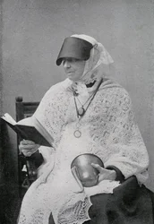 Jane Whyte Balfour, tante de Robert Louis Stevenson, photographiée en train de lire et tenant un cornet acoustique